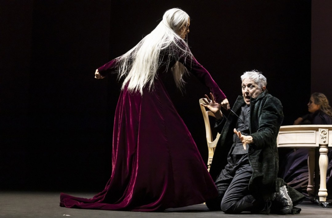 Maria Paiato in “Riccardo III”, tra potere, ironia e tragedia