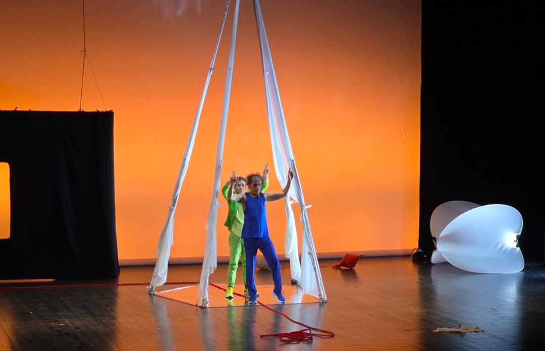 Rezza & Mastrella, il caos umano di “metadietro”