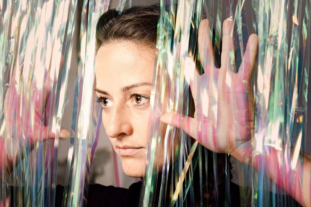 "La Medium" di Marta Cuscunà: una feroce seduta spiritica per ridare voce alle donne invisibili